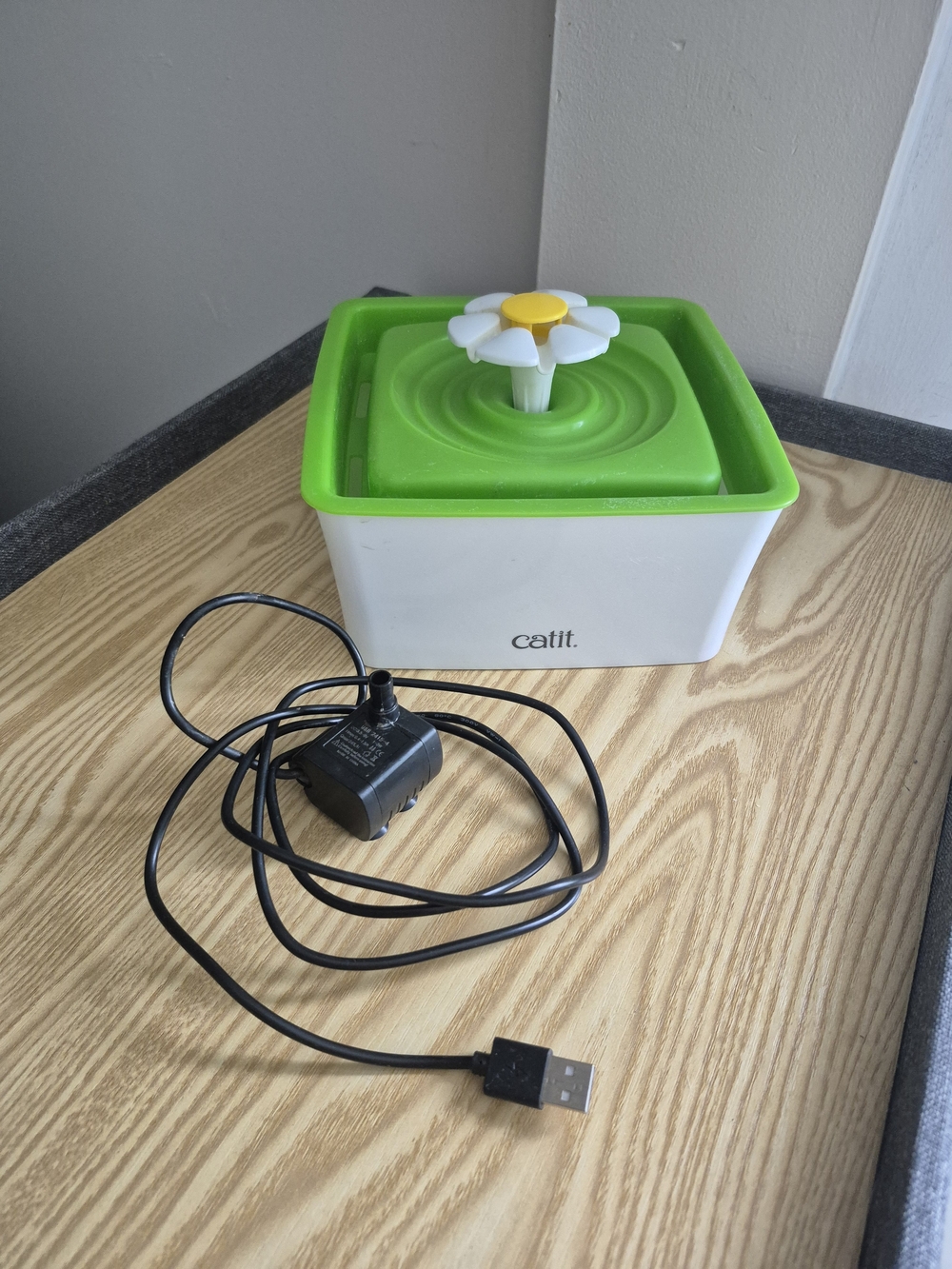 Catit Daisy Pet Water Fountain in White & Bright Green
